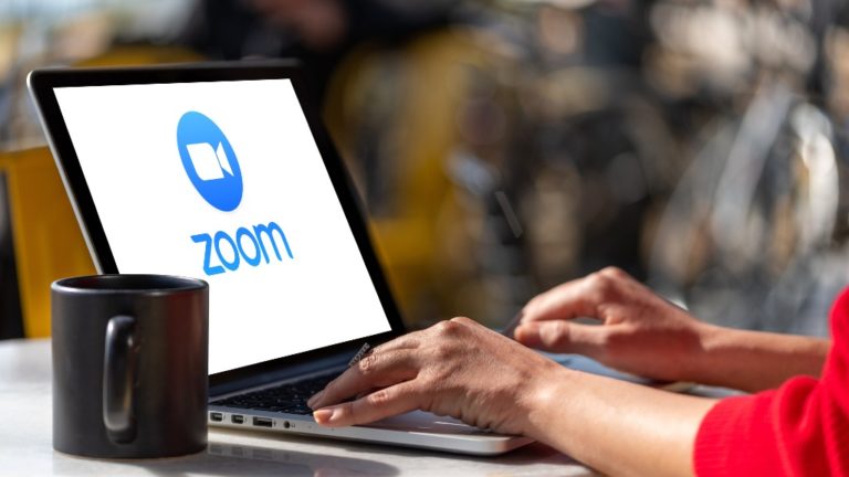 A Zoom logója egy laptopon.