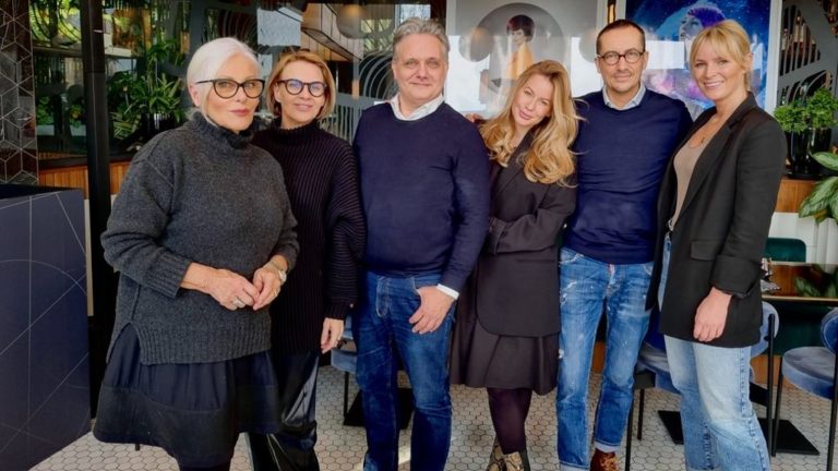 Pataki Ági modell és filmproducer, Blaskó Nikolett reklámszakember, Nyáry Krisztián író és irodalomtörténész, Mádai Vivien, az ELLE főszerkesztője, Tombor Zoltán fotográfus és Szabó Doris szépségmentor az ELLE Awards bizottsági ülésén.