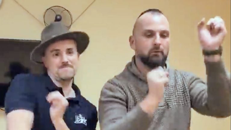 Jakab Péter és Földi István egy Újfehértón készült videóban táncol.