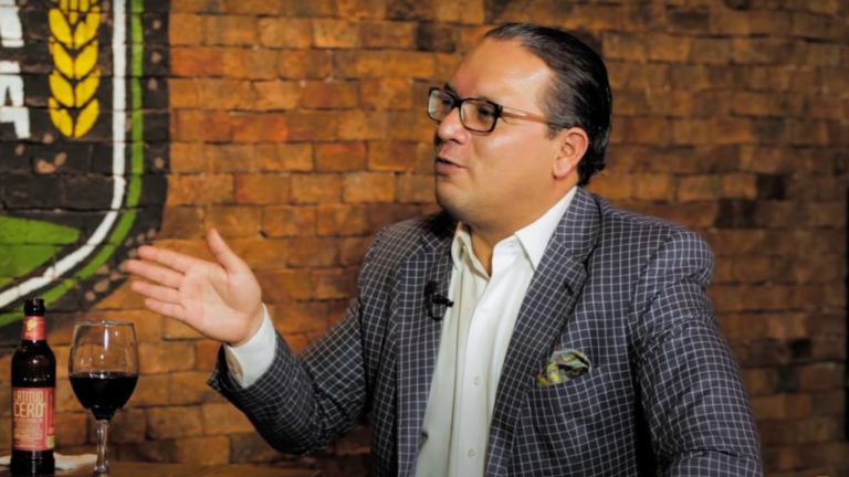 Lenín Artieda ecuadori televíziós újságíró.