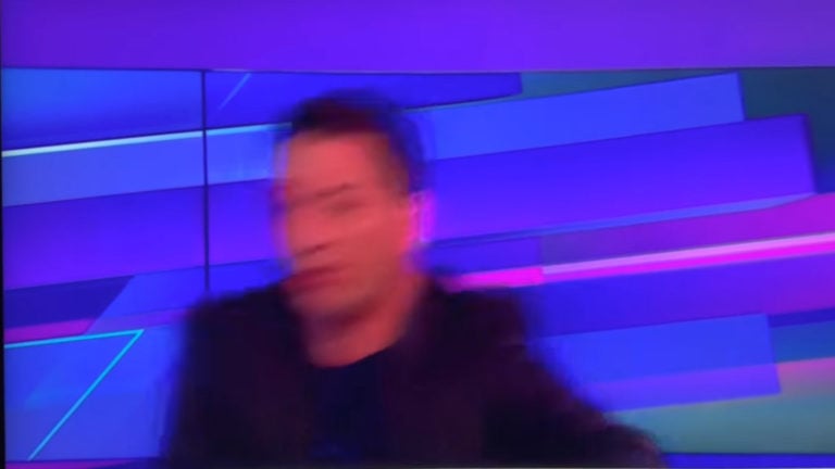 Bodacz Balázs, az ATV műsorvezetője az élő adásban eljáuló vendégéhez siet