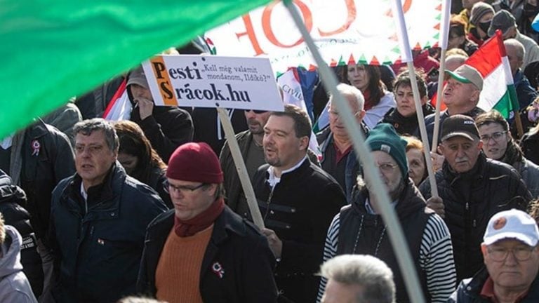 Huth Gergely, a PestiSrácok.hu főszerkesztője a 2021. október 23-i békemeneten.