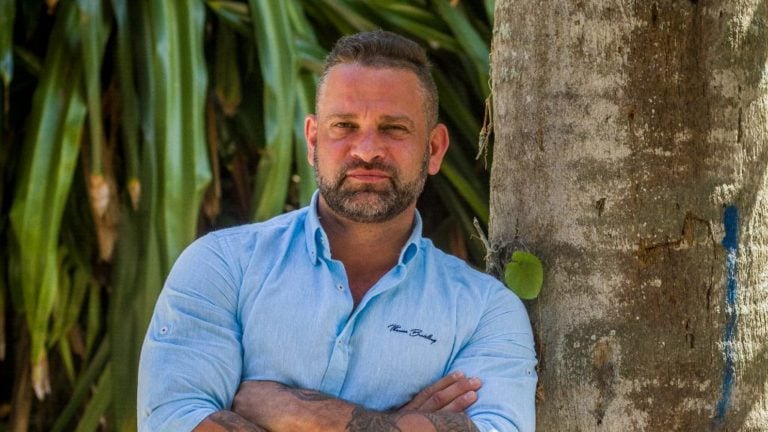 Joe, a Survivor műsorvezetője.