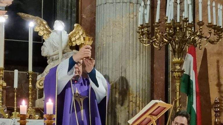 Szentmise a kecskeméti Urunk Mennybemenetele Társszékesegyházban (Kecskeméti Nagytemplom) 2023 hamvazószerdáján.