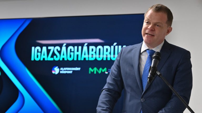 Koltay András, a Nemzeti Média- és Hírközlési Hatóság (NMHH) elnöke beszél az Alapjogokért Központ és a Magyar Nemzeti Médiaszövetség Igazságháborúk II. című konferenciáján Budapesten 2023. március 13-án.