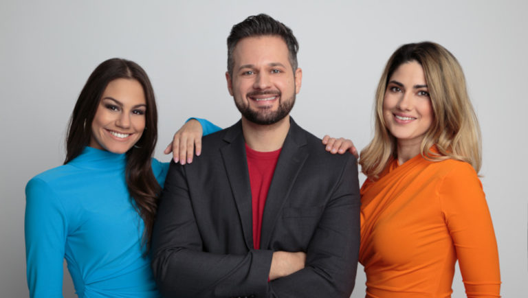 Tótpeti Lili, az ATV új időjárás-jelentő műsorvezetője, a Miss World Hungary 2021 győztese, valamint Gesztesi Máté és Süveges Eszter