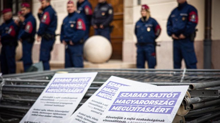 A Momentum és Hadházy Ákos követelései a Miniszterelnöki Kormányiroda előtt 2023. március 29-én.