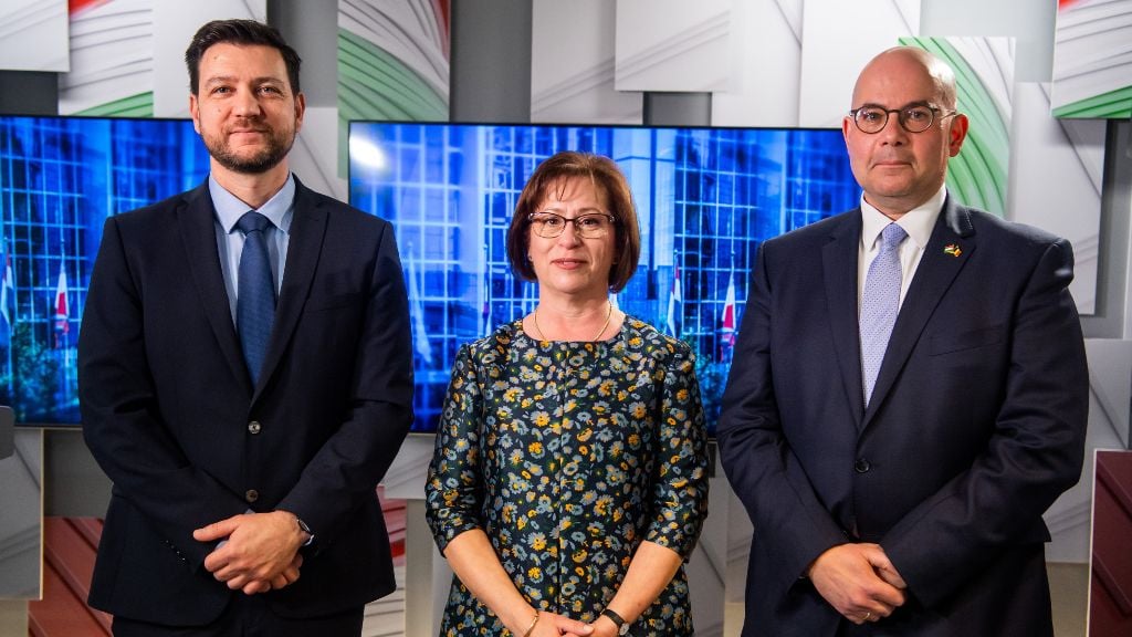 Papp Dániel, az MTVA vezérigazgatója, Altorjai Anita, a Duna Médiaszolgáltató Nonprofit Zrt. vezérigazgatója és Kovács Tamás Iván, Magyarország Belgiumba és Luxemburgba akkreditált rendkívüli és meghatalmazott nagykövete (b-j) a Médiaszolgáltatás-támogató és Vagyonkezelő Alap (MTVA) brüsszeli képviseleti irodájának ünnepélyes megnyitásán 2023. március 21-én.