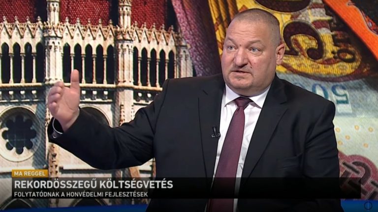 Németh Szilárd, rezsicsökkentés fenntartásáért felelős kormánybiztos a közmédia M1 csatornájának vendégeként.