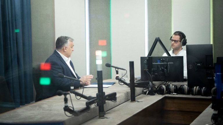 Budapest, 2023. március 10. A Miniszterelnöki Sajtóiroda által közreadott képen Orbán Viktor miniszterelnök interjút ad a Jó reggelt, Magyarország! című műsorban a Kossuth Rádió stúdiójában 2023. március 10-én. Jobbról Törőcsik Zsolt műsorvezető.