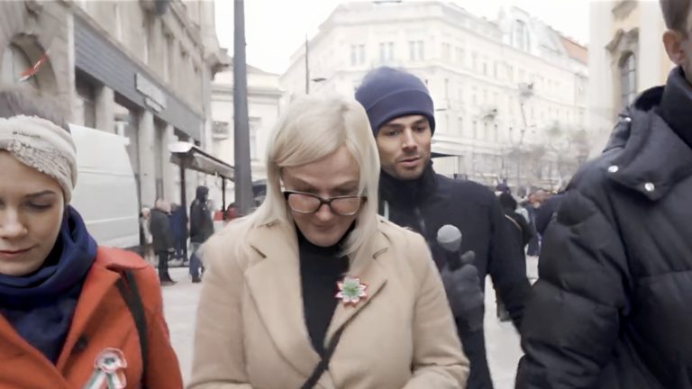 Ráczné Földi Judit, a DK országgyűlési képviselője és Simor Dániel, a Telex újságírója 2023. március 15-én.