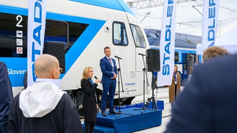 A Stadler Rail által gyártott Stadler KISS emeletes villamos motorvonat.