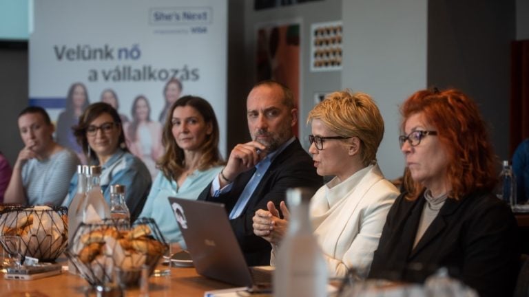 Sármay Bence, a Visa Magyarországért felelős területi vezetője, D. Tóth Kriszta, a WMN alapítója-ügyvezetője, a Visa She's Next program nagykövete.