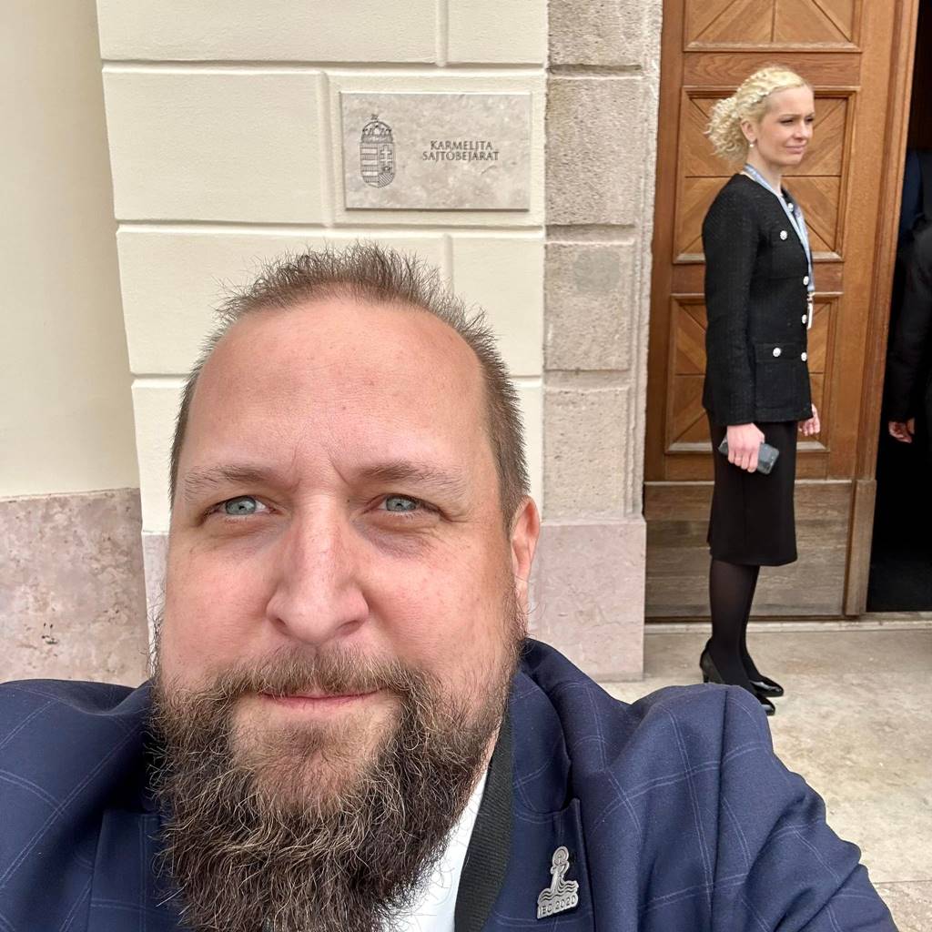 Gulyás Balázs a Karmelita előtt