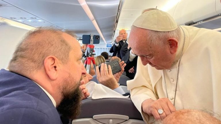 Gulyás Balázs kollégánk Ferenc atyával beszélget a Budapestre tartó pápai különgépen 2023.04.28-án.
