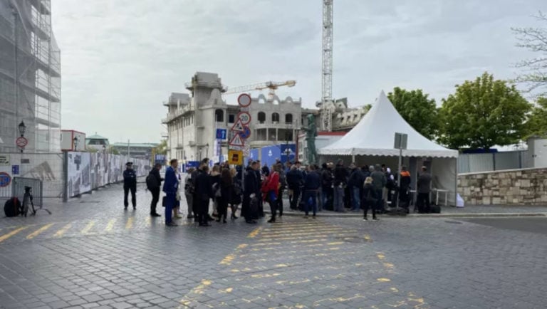 A média munkatársai várakoznak a Dísz téren a budai Várban 2023.04.28-án, Ferenc pápa látogatásának első napján