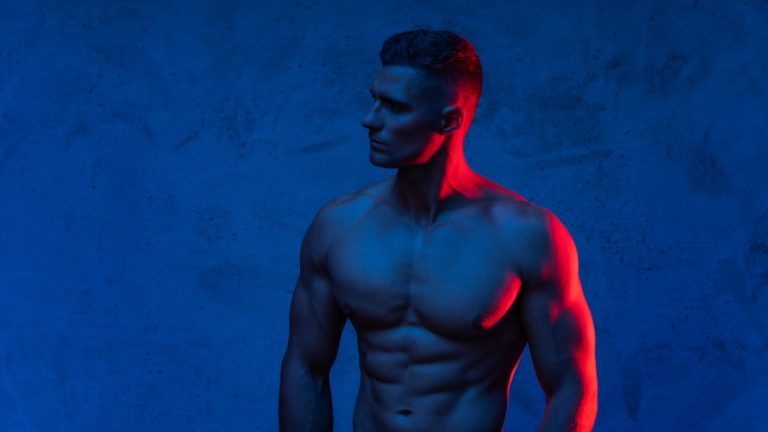 Izmos férfi fotózáson.