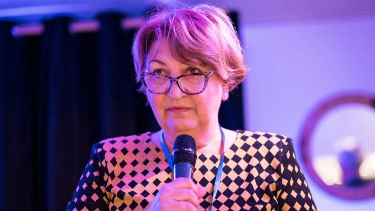 Fazekas Ildikó, az Önszabályozó Reklám Testület igazgatója beszédet mond.