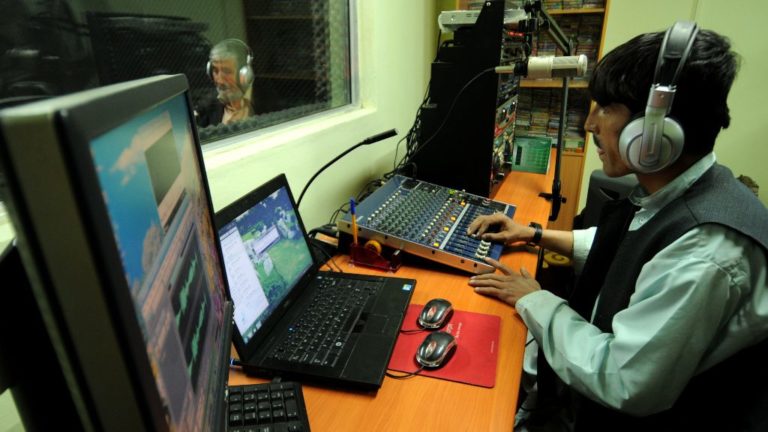 Egy afganisztáni rádióállomáson.