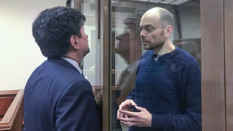 Vlagyimir Kara-Murza (j.) orosz ellenzéki újságíró.