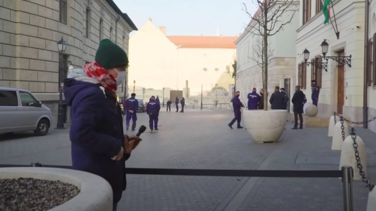 Fábián Tamás, a Telex újságírója 2020. december 2-án a Karmelita-kolostor köré felhúzott átmeneti kordon előtt.