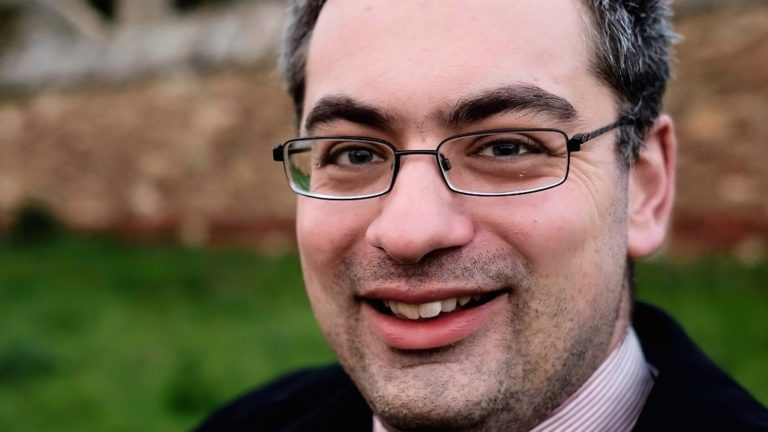 Faludy Alexander egyházi ügyekben író szakújságíró, anglikán pap.