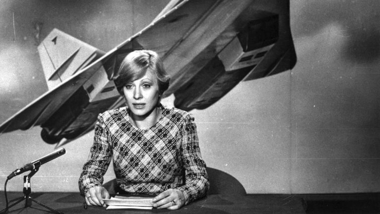 Az MTV Delta című műsorának stúdiójában Kudlik Júlia műsorvezető 1970-ben.