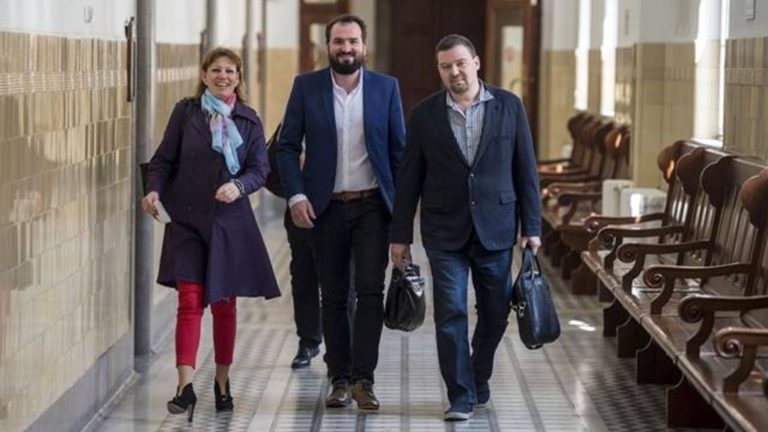 A PestiSrácok munkatársai, Füssy Angéla (elítélt), Szavas Szilveszter (elítélt) és Huth Gergely főszerkesztő a bíróságon.