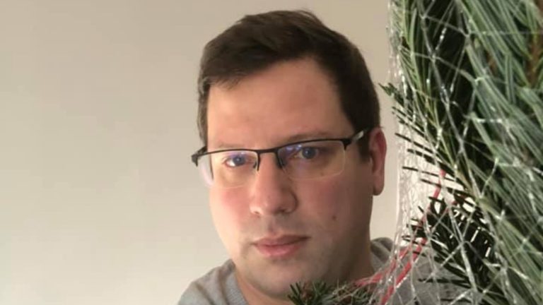 Gulyás Gergely miniszter a karácsonyfájával.