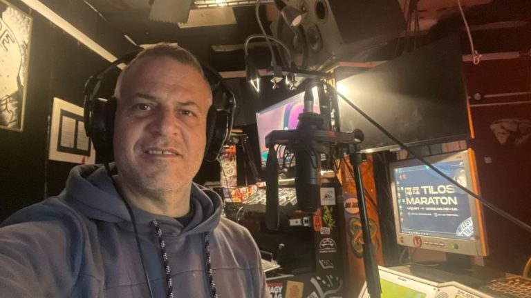 Juhász Péter a Tilos rádió stúdiójában.