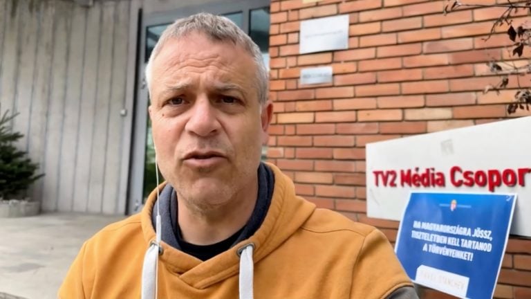 Juhász Péter a TV2 Média Csoport székházánál 2023. április 19-én.