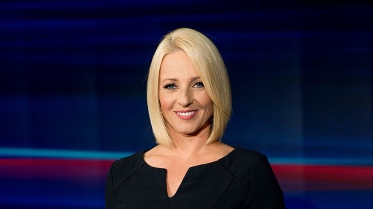 Marsi Anikó a TV2 Tények díszletében.