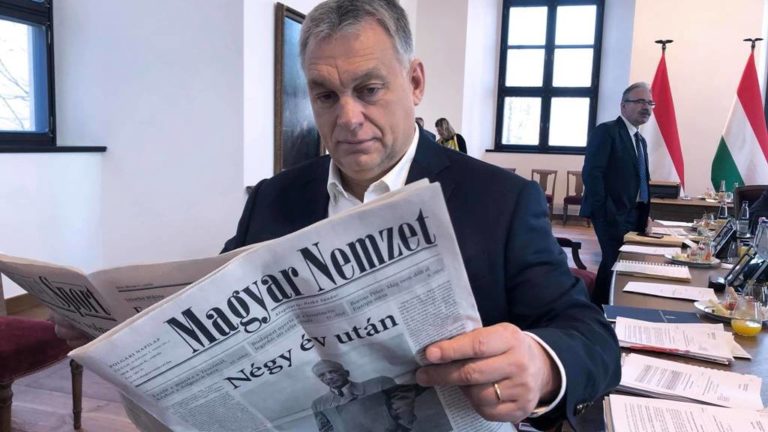 Orbán Viktor Magyar Nemzetet olvas