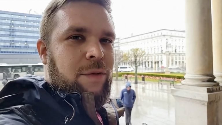 Pintér Bence, az ugytudjuk! újságírója a győri Városháza lépcsőjén 2023. április 14-én.