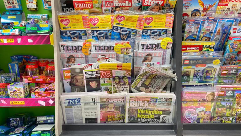 újságok egy Penny-ben