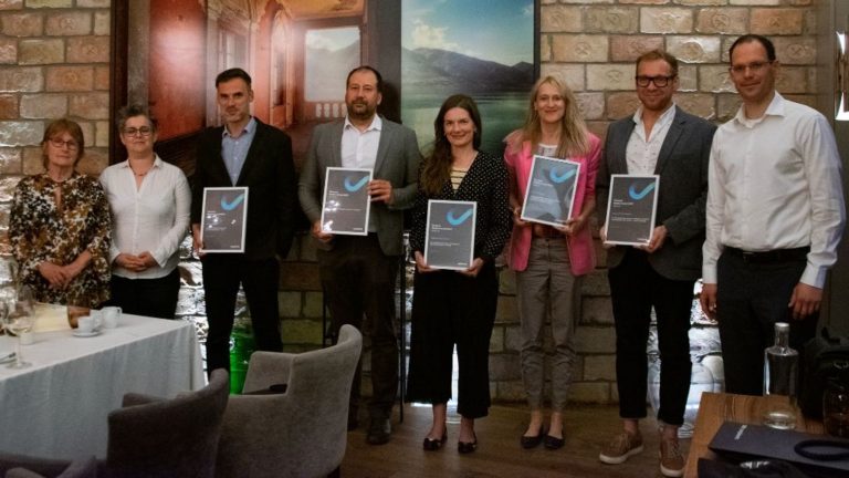 Media Award díjazottak a zsűrivel: Kocsi Ilona, Vass Enikő, Bagi László, Myat Kornél, Debreczeni Anna, Kocsis Noémi, Varga Tóth Róbert, Arató Márk (b-j).