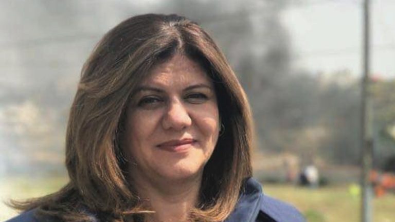 Sirín Abu Akla újságíró.