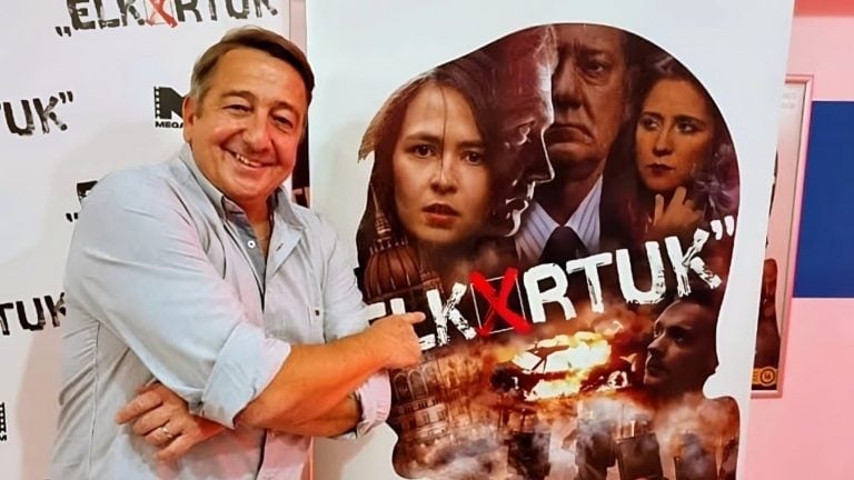 Bayer Zsolt kormánypárti publicista az ElkXrtuk című film moziplakátjával.