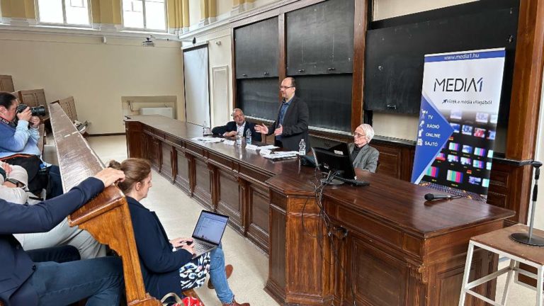 Kovács Tibor (b.), Polyák Gábor (k.) és Gálik Mihály (j.) 2023. május 15-én a tömegtájékoztatás szabadságáról szóló európai jogszabályról az ELTE Bölcsészkarán rendezett fórumon.