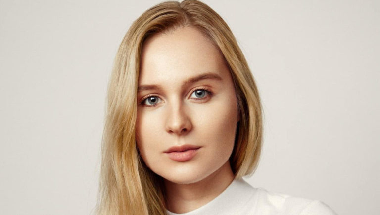 Garamvölgyi Flóra, a The Guardian tudósítója