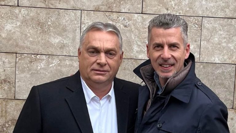 Rákay Philip Megafon-influenszer Orbán Viktor társaságában a 2022-es kampányban.