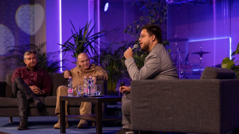 Demkó Attila (b.), Robert C. Castel (Kohn Róbert, k.) és Cseszkó (Király) Tamás (j.) a Hit Gyülekezete győri székházában 2023. április 30-án.