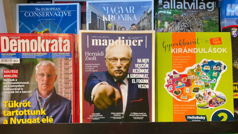 Demokrata, Mandiner, Magyar Krónika, The European Conservative és más lapok egy újságárusnál