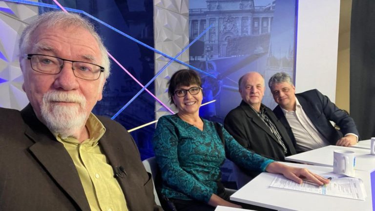 Vágó István (b.) a DK TV stúdiójában.