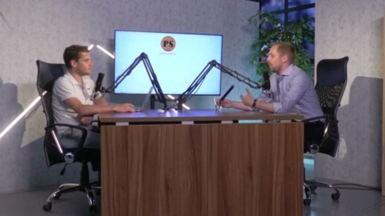 A momentumos Kele János kezében a jelképes ajándékkal a PS stúdiójában.