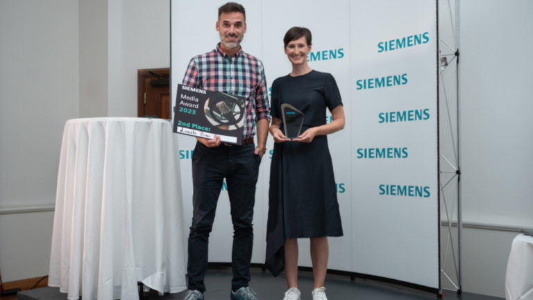 Bagi László, a Forbes munkatársa a Siemens Media Awardon (balra), ahol második helyezést ért el, és a győztes, Petra Preseren