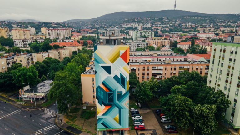 A Színes Város Csoport és az RTL falfestménye Pécsett.