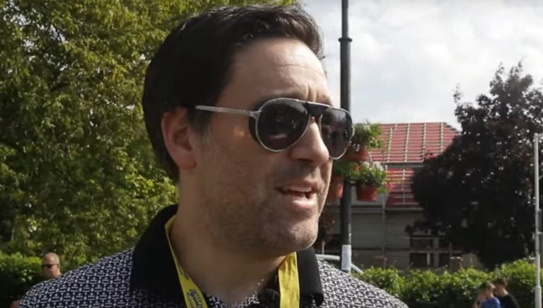 Balásy Gyula magyar milliárdos megérkezik Lamborghini típusú autóval Balatonalmádiba