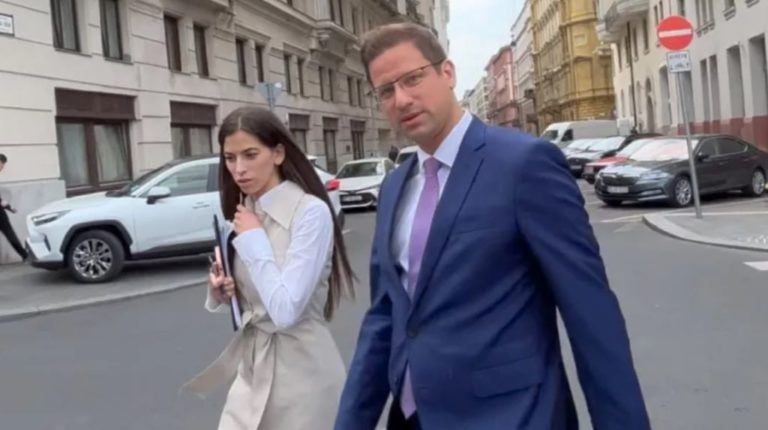 Szentkirályi Alexandra kormányszóvivő és Gulyás Gergely miniszter. Fotó: Gulyáságyú Média