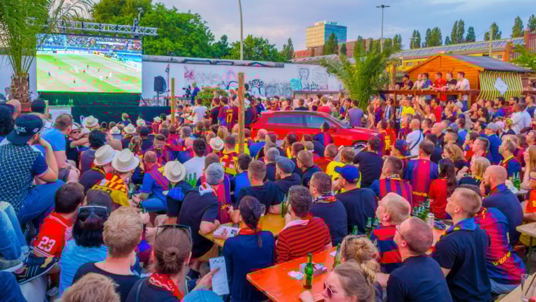 focimeccset néznek szurkolók Berlinben